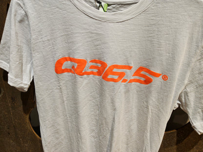 Q36.5 T-SHIRT LOGO / WHITE ORANGE